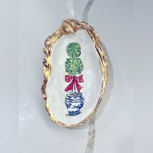 One Christmas decorative oyster shell